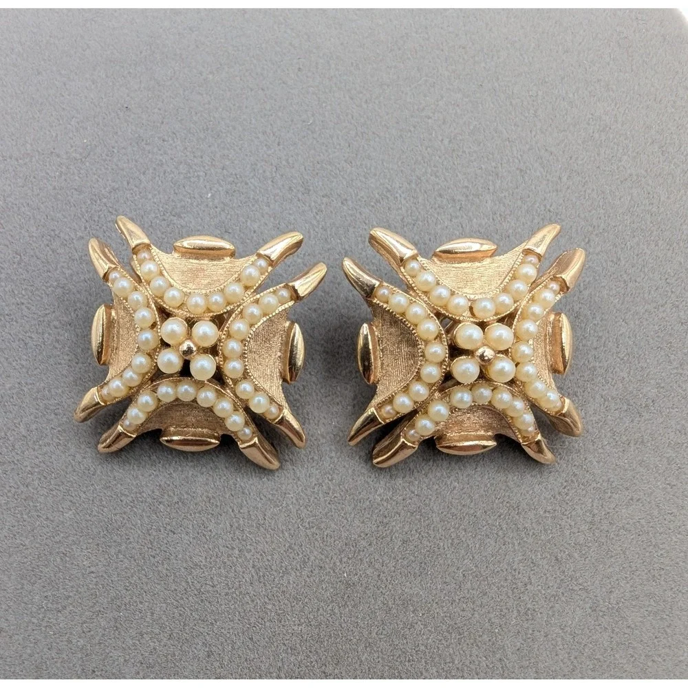 Tradition Vintage Gold Tone Faux Pearl Starburst Clip On Earrings Statement Stud